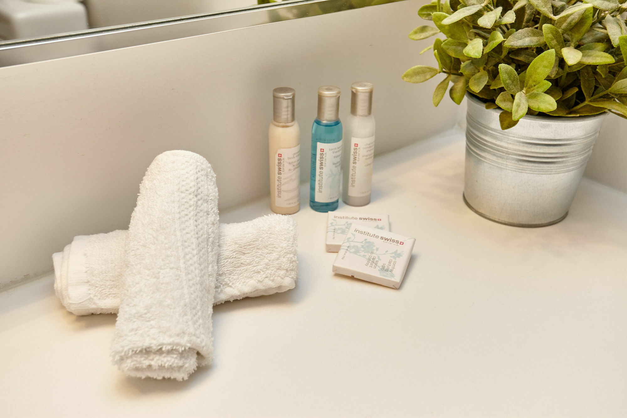 Atlas Suites - Yorkville Furnished Apartments Торонто Екстер'єр фото